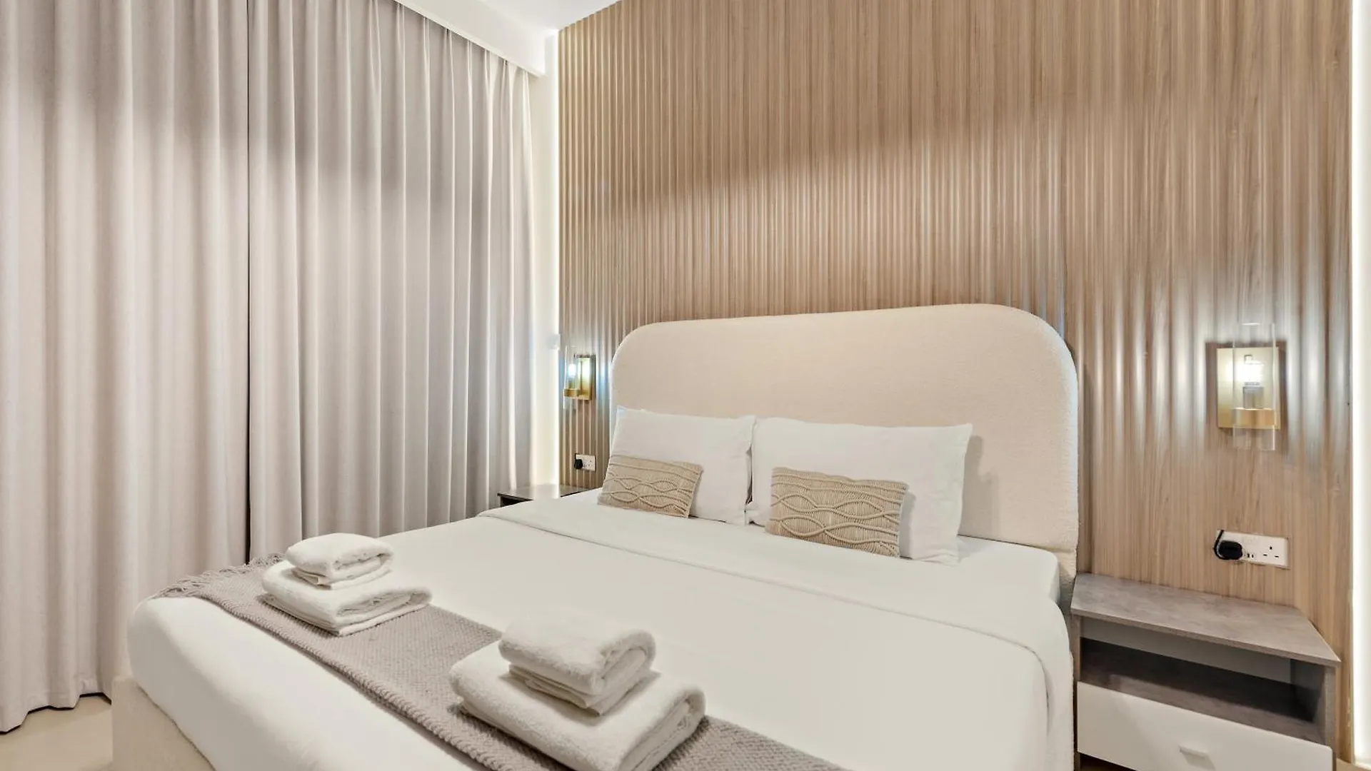 4Br With Spacious Balcony & Stunning Burj Khalifa Views Dubai Apartment